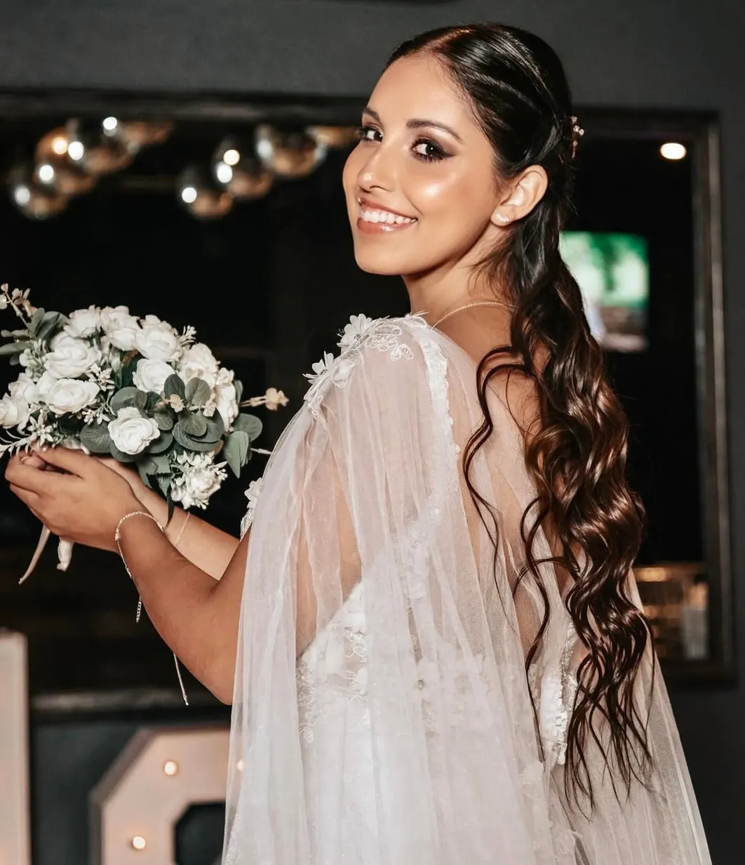 Novia con su ramo y peinado — CBM Estudio