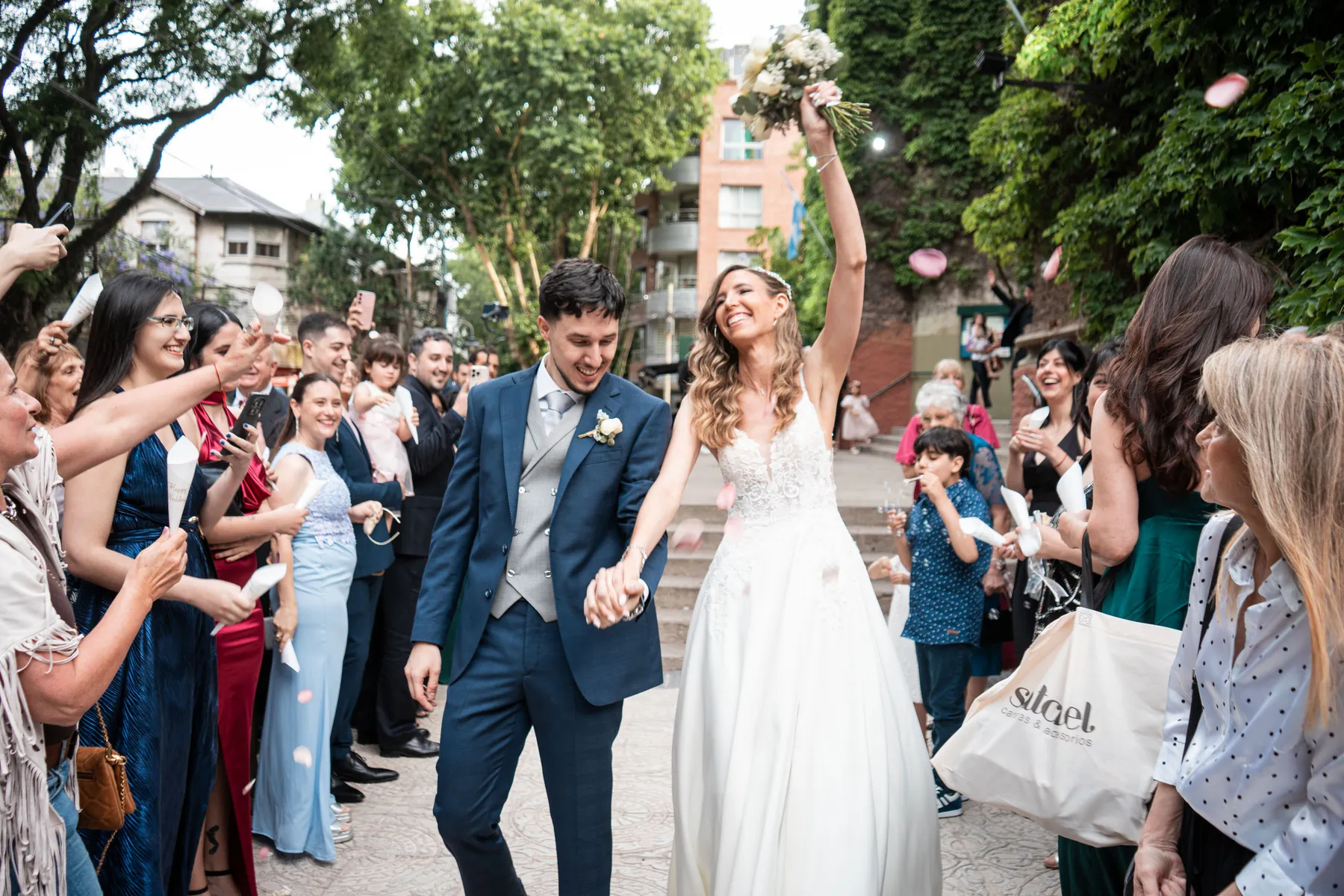 Los novios junto a sus invitados