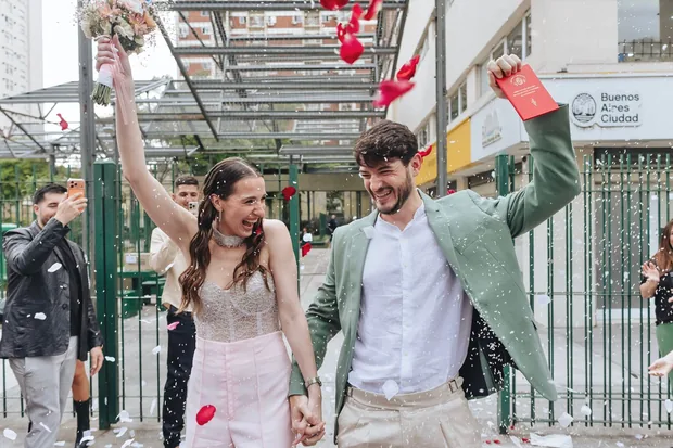Novios saliendo del civil